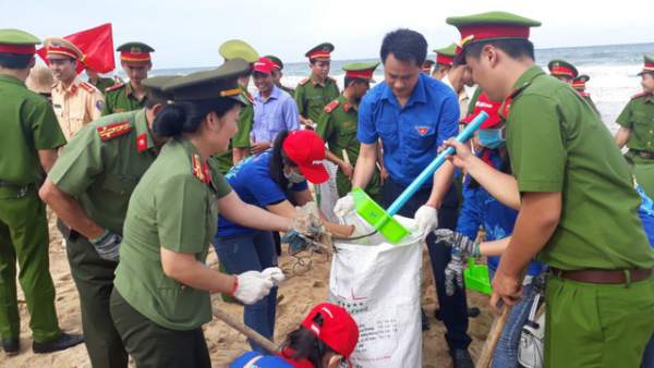 Hơn 500 chiến sĩ công an, đoàn viên… làm sạch bờ biển Phú Quốc 2