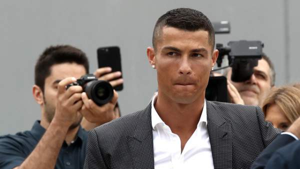 C.Ronaldo bị phạt 19 triệu euro và hai năm tù treo