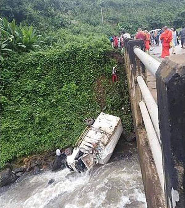 Xe cứu trợ vỡ đập ở Lào rơi xuống sông, 1 người chết