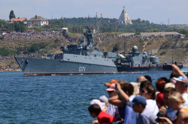 40 tàu chiến Nga phô diễn sức mạnh trong lễ duyệt binh 8