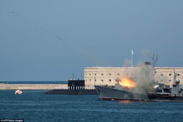 40 tàu chiến Nga phô diễn sức mạnh trong lễ duyệt binh 15