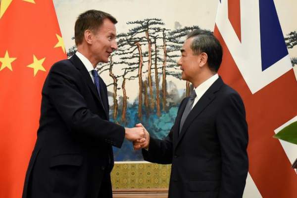 Sự cố lỡ lời của tân Ngoại trưởng Anh trong màn ra mắt tại Trung Quốc