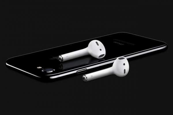 "Choáng" với tai nghe AirPods mạ vàng, đính kim cương, đắt gấp 10 iPhone X