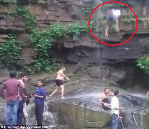 Sốc khoảnh khắc người đàn ông rơi xuống thác nước khi đang chụp ảnh “tự sướng”