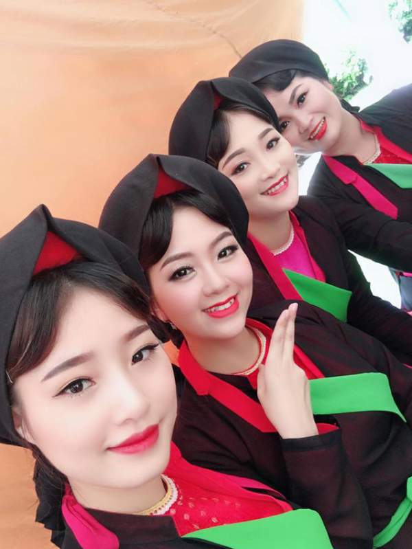 Dàn thiếu nữ Bắc Ninh mặc áo tứ thân tới tấp nhận được lời khen xinh đẹp