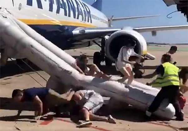 Nổ trên máy bay tại Tây Ban Nha, hành khách hoảng loạn thoát hiểm