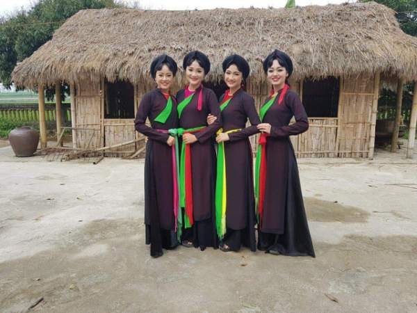 Dàn thiếu nữ Bắc Ninh mặc áo tứ thân tới tấp nhận được lời khen xinh đẹp 7