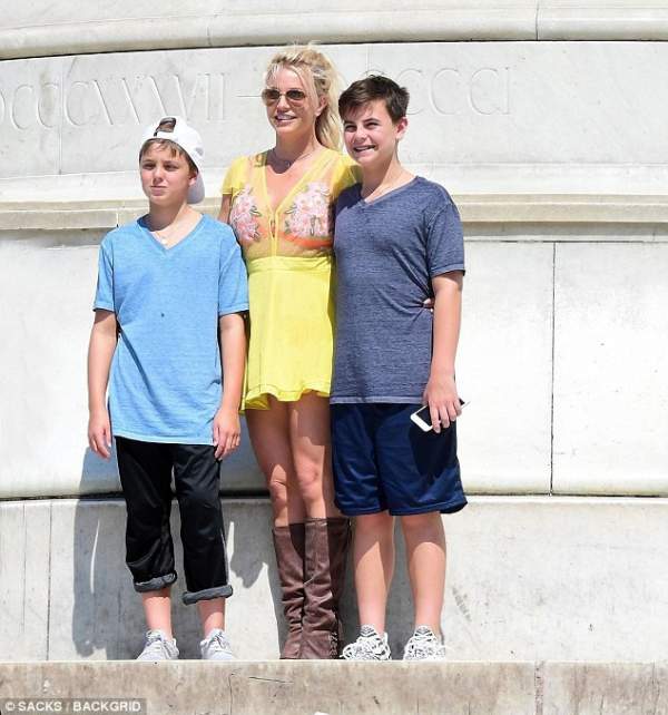 Britney Spears đưa con khám phá London 3