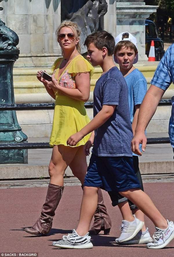 Britney Spears đưa con khám phá London 5