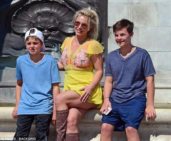 Britney Spears đưa con khám phá London
