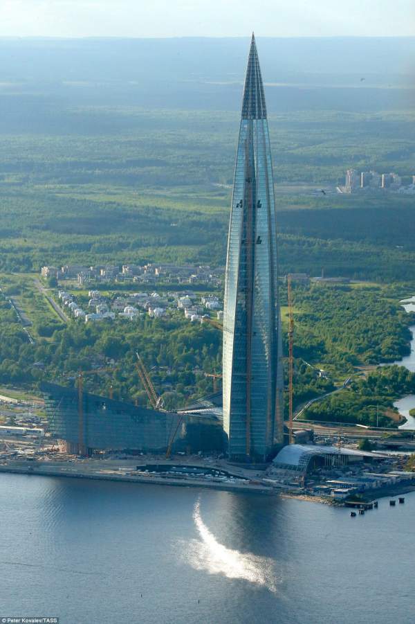 Cận cảnh tòa tháp chọc trời cao nhất châu Âu tại Nga