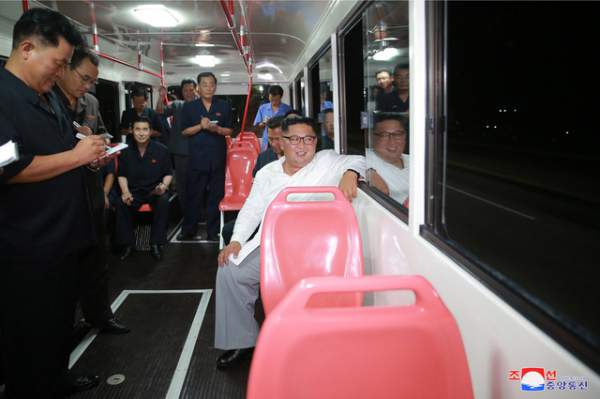 Ông Kim Jong-un đích thân thử xe điện hiện đại lúc nửa đêm 3