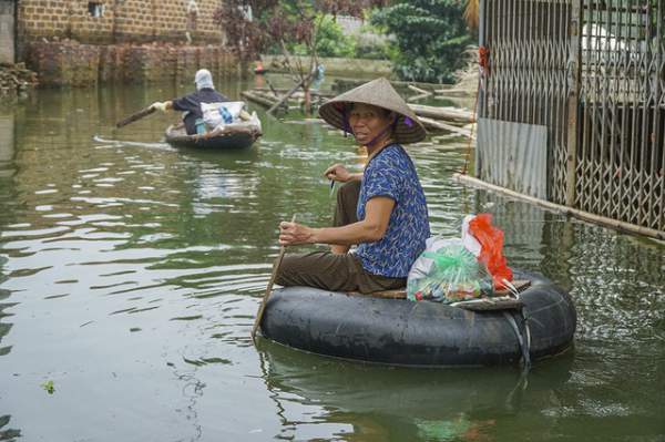 Hà Nội: Người dân vùng ngập kéo xe bò, chèo thuyền ra chở quà từ thiện 3