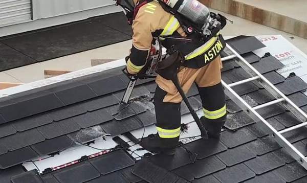 Lính cứu hỏa cũng phải ngả mũ vì độ bền mái ngói năng lượng mặt trời của Tesla 3