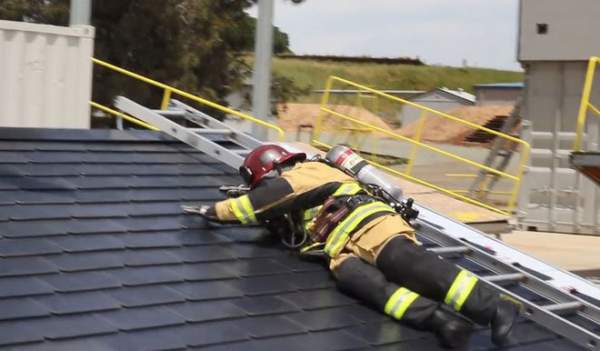 Lính cứu hỏa cũng phải ngả mũ vì độ bền mái ngói năng lượng mặt trời của Tesla 2