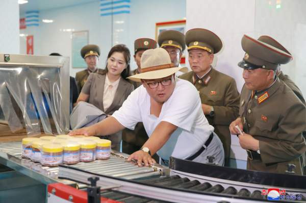 Phong cách thời trang hiếm thấy của ông Kim Jong-un 2