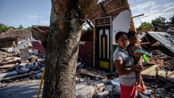 Động đất liên tiếp trên đảo du lịch Indonesia, nhiều nhà cửa bị san phẳng