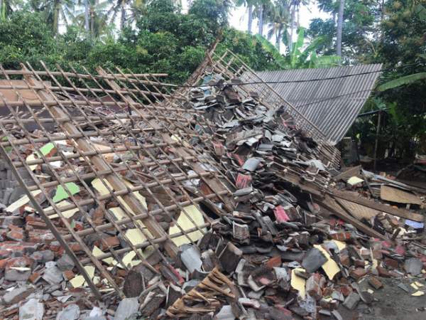 Động đất liên tiếp trên đảo du lịch Indonesia, nhiều nhà cửa bị san phẳng 2