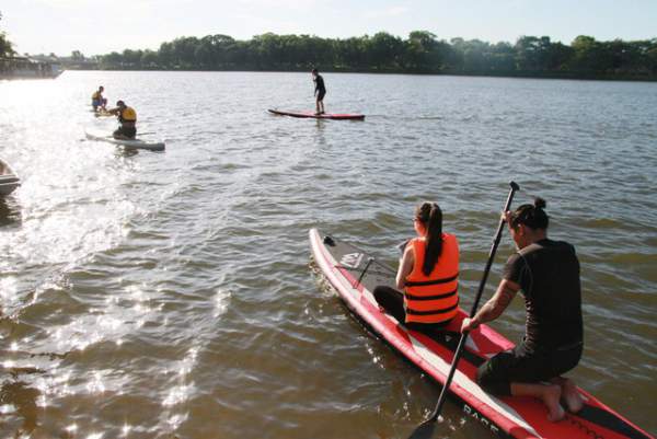 Giới trẻ Huế hào hứng với trò chơi “lướt ván đứng” trên sông Hương 6