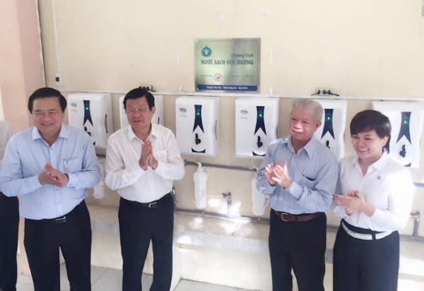 Trang bị hàng trăm máy lọc nước mới cho 27 trường học ở Long An