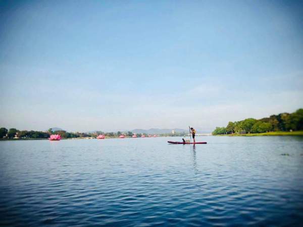 Giới trẻ Huế hào hứng với trò chơi “lướt ván đứng” trên sông Hương 11