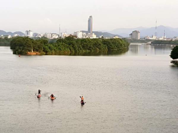 Giới trẻ Huế hào hứng với trò chơi “lướt ván đứng” trên sông Hương 13