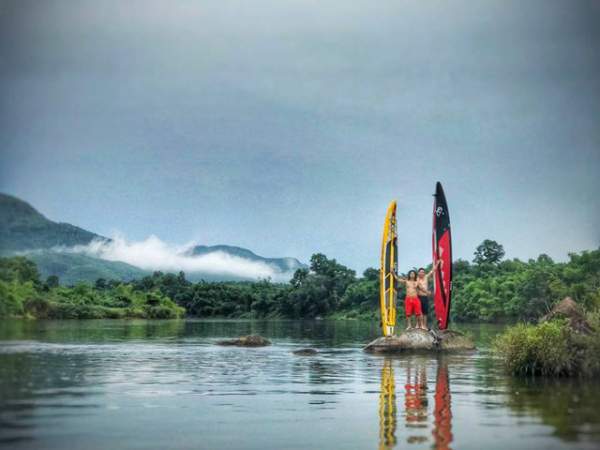 Giới trẻ Huế hào hứng với trò chơi “lướt ván đứng” trên sông Hương 12