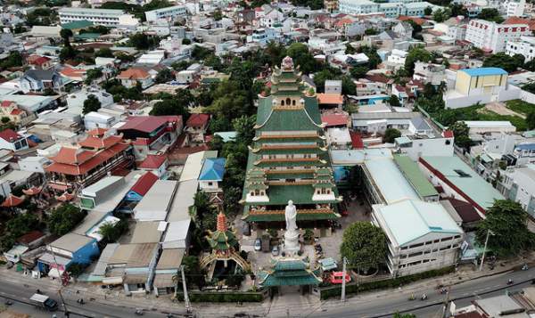 Ngôi chùa có chánh điện cao nhất Việt Nam đẹp như tranh ở Sài Gòn