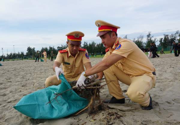 Chiến sĩ công an mướt mồ hôi “bới” rác làm sạch bãi biển 3