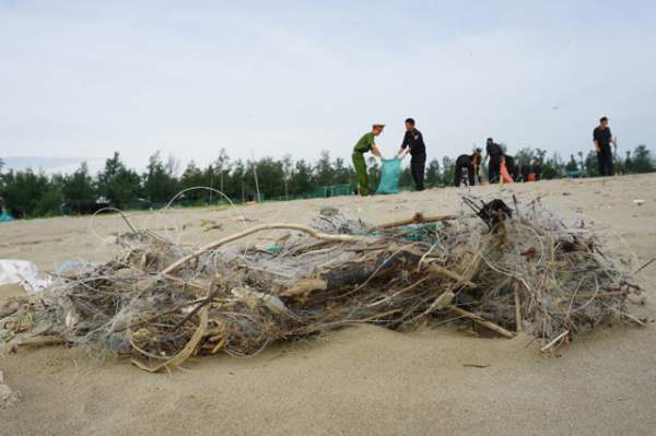 Chiến sĩ công an mướt mồ hôi “bới” rác làm sạch bãi biển