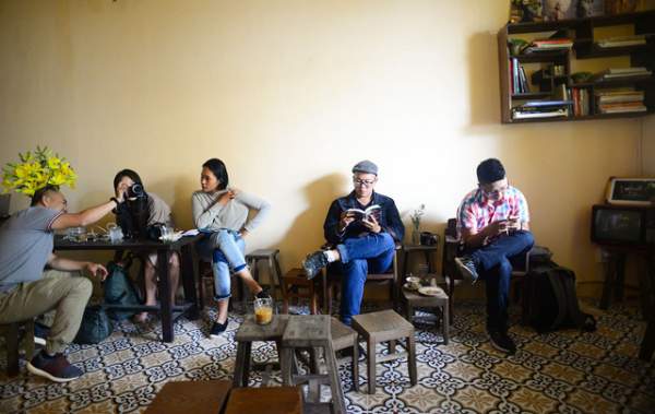 Giới trẻ Sài Gòn đua nhau "check in" quán cà phê kiểu cổ trong chung cư cũ 13
