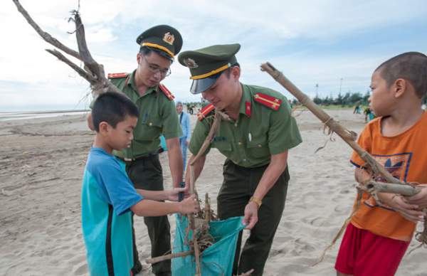 Chiến sĩ công an mướt mồ hôi “bới” rác làm sạch bãi biển 7