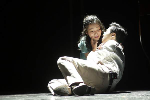 Học sinh chuyên Ams tái hiện "nụ hôn đánh thức" trên sân khấu nhạc kịch 9