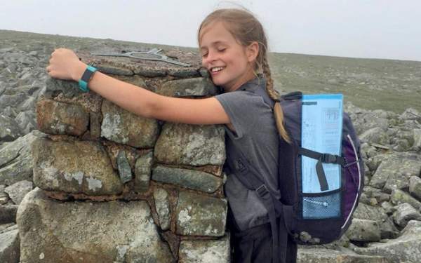 Anh: Cô bé 10 tuổi leo 15 ngọn núi trong chưa đầy 24 giờ 3