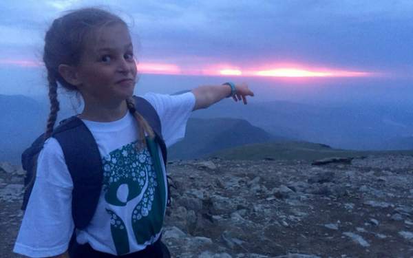 Anh: Cô bé 10 tuổi leo 15 ngọn núi trong chưa đầy 24 giờ