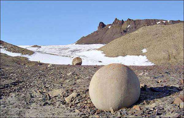 Những quả cầu đá cao hai mét khiến giới nghiên cứu bối rối