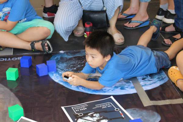 Học sinh Hà Nội thích thú trải nghiệm ngày hội khoa học tại trường Ams 6