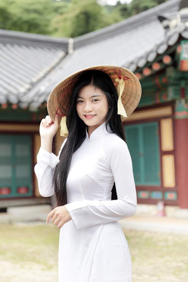 Miss Teen Nam Phương khoe tà áo dài trắng thướt tha trên đất nước Hàn Quốc