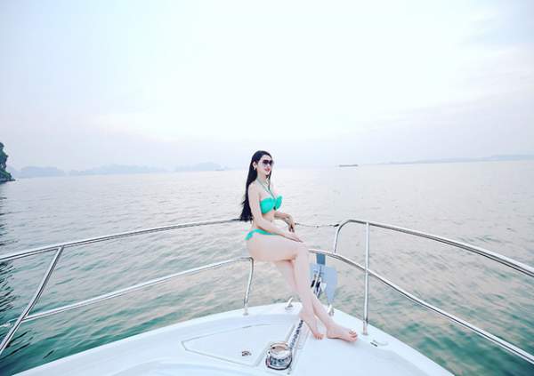 “Cô đồng” Triệu Hà Vy khoe vóc dáng nuột nà trên du thuyền 5