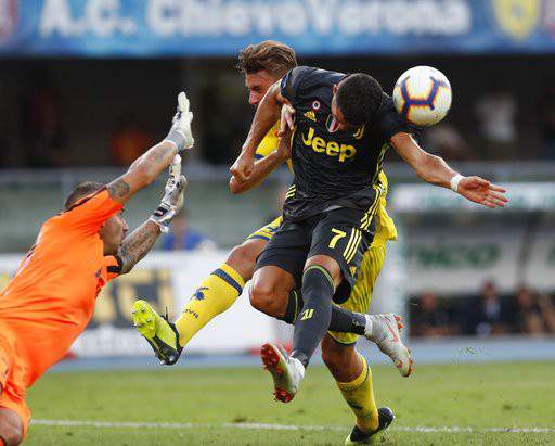 Chievo 2-3 Juventus: Màn ra mắt "vô duyên" của C.Ronaldo 2