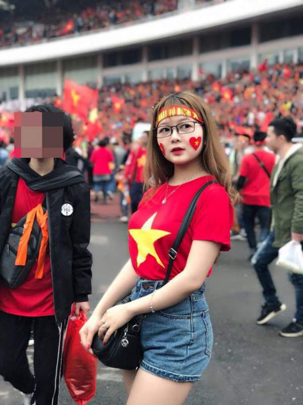 Đồng hương Văn Toàn có một fan girl bóng đá xinh đẹp thế này!