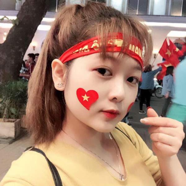 Đồng hương Văn Toàn có một fan girl bóng đá xinh đẹp thế này! 4