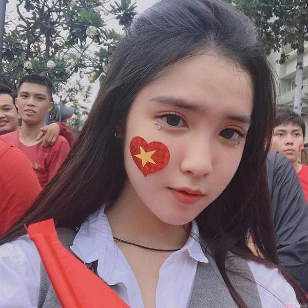 Gặp lại nữ sinh lai Việt - Trung bất ngờ nổi tiếng khi đi cổ vũ U23 Việt Nam