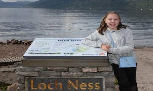 Vật thể nghi quái vật hồ Loch Ness ngóc đầu trên mặt hồ 2