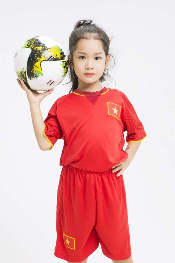 Dàn nhóc tì đáng yêu hoá “tuyển nhí” cổ vũ đội tuyển Olympic Việt Nam 13