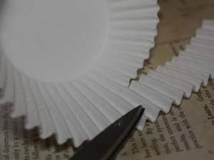 Cách làm đèn lồng khổ lớn từ giấy cupcake vui Trung thu 4