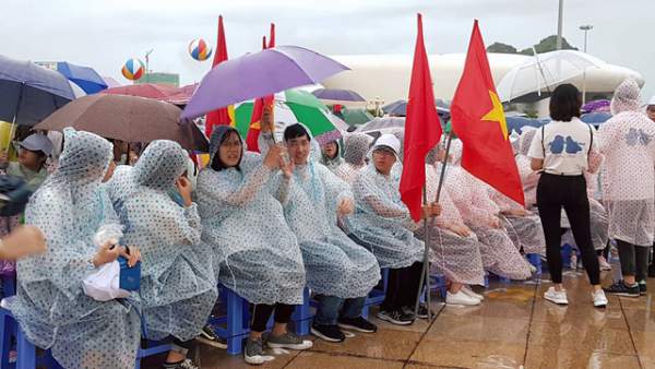 Quảng Ninh: Hàng nghìn học sinh đội mưa cổ vũ chung kết năm Đường lên đỉnh Olympia 5