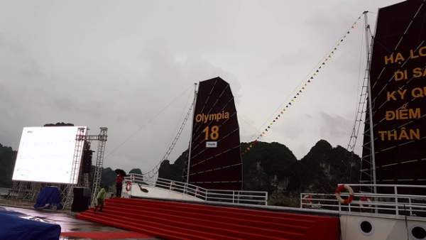 Quảng Ninh: Hàng nghìn học sinh đội mưa cổ vũ chung kết năm Đường lên đỉnh Olympia 2