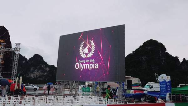 Quảng Ninh: Hàng nghìn học sinh đội mưa cổ vũ chung kết năm Đường lên đỉnh Olympia 3