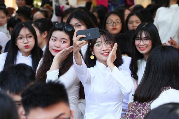 Vẻ đẹp tươi tắn của nữ sinh trường Trần Phú trong ngày khai giảng 3